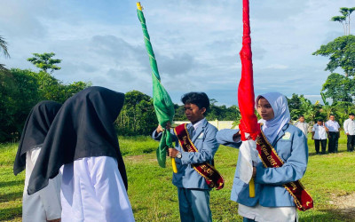 Upacara pelantikan OSIS-MPK periode 2024-2025 dan serah terima jabatan OSIS-MPK demisioner kepada OSIS baru.